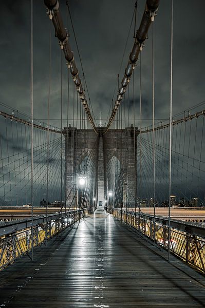 Brooklyn Bridge in het donker van Karsten Rahn