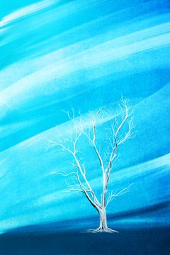 Grote witte bladloze boom blauwe achtergrond van Jan Brons