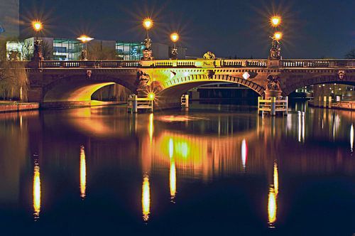 De Moltke-brug bij nacht in Berlijn-Mitte