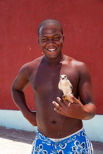 Fier garçon cubain avec son oiseau chanteur