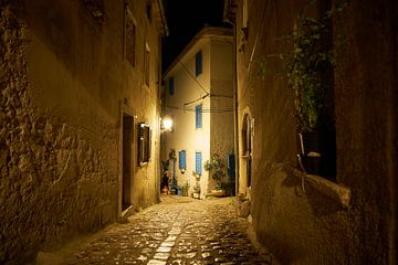 Oude Stadstraat in Krk in Kroatië van Heiko Kueverling