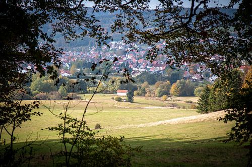 Uitzicht over huizen in de bergen