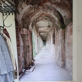 Photo de nos clients: Couloir abandonné dans Decay. par Roman Robroek - Photos de bâtiments abandonnés, sur toile
