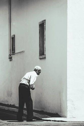 Mann wütend an Straßenecke