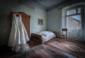 Hochzeitskleid im Schlafzimmer