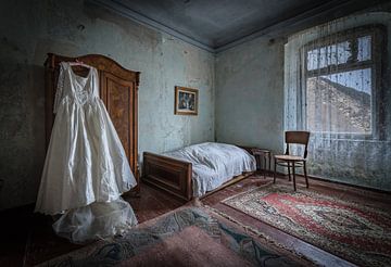 Trouwjurk in slaapkamer van Inge van den Brande