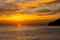 Fischer geht bei Sonnenuntergang nach Hause