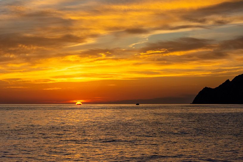 Fischer geht bei Sonnenuntergang nach Hause von Mark Scholten