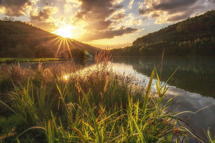 Een droomlandschap aan het meer mooie natuur in de zonsondergang van Fotos by Jan Wehnert