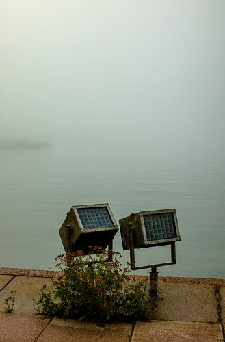 Twee Schijnwerpers aan de Mistige Kade – Minimalistische Stilte