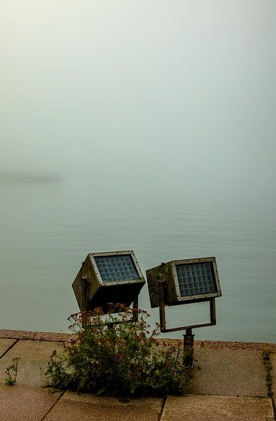 Deux projecteurs sur quai brumeux – Silence minimaliste par Brave Toaster Photos