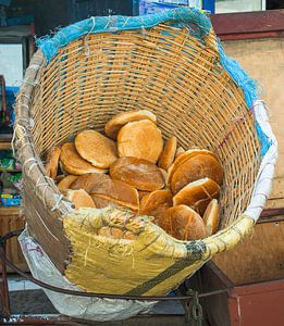 Fladenbrot in einem Bäckereikorb in Marokko