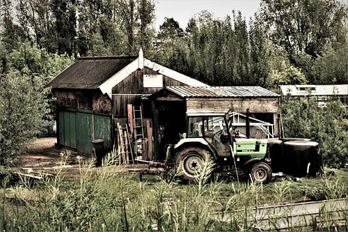 Sfeerbeeld van een boeren schuur met tractor