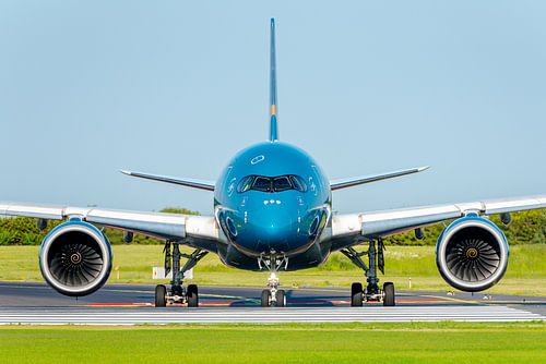 Vietnam airlines airbus A350 Head on
