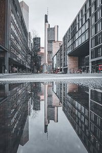 Straßenblick in Frankfurt auf die Commerzbank, Büros Finanzen und Versicherungen