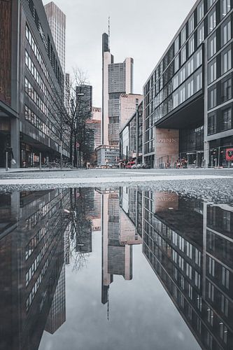 Straatbeeld in Frankfurt van Commerzbank, financiële en verzekeringskantoren