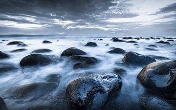 Stones in the sea by VIDEOMUNDUM