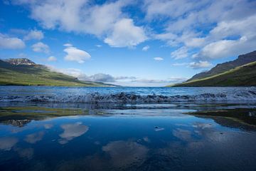 IJsland - Reflecterende lucht en wolken bij een eenzaam zwart zandstrand van adventure-photos