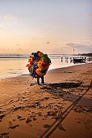 Een kleurrijke straatverkoper bij zonsondergang van Frank Photos