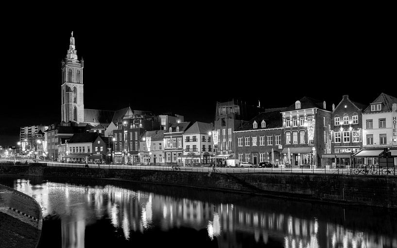 Roermond skyline in zwart wit van Adelheid Smitt