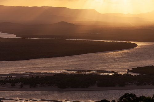 Zonsondergang over de delta van de Endeavour River, Cooktown, Australië.