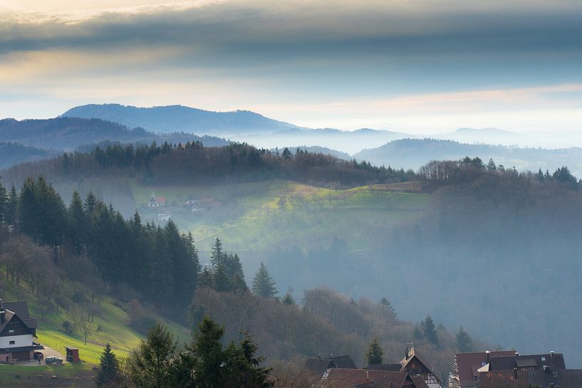 Sasbachwalden im Schwarzwald in einem geheimnisvollen Nebel. von André Post
