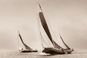 Nostalgische Segelregatta - traditionelle Boote in Sepia von ThomasVaer | Tom Coehoorn