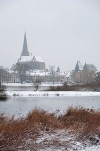 Het stadsfront van de stad Kampen in de sneeuw