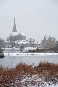 Het stadsfront van de stad Kampen in de sneeuw van Evert Jan Kip