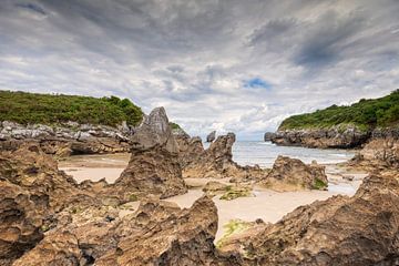 kust bij Buelna Beach langs de kust van de Spaanse regio Asturië van gaps photography