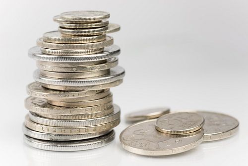 Gestapelde oude Europese muntstukken