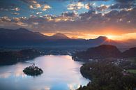 Schöner Sonnenaufgang über dem See von Bled in Slowenien von Menno Boermans Miniaturansicht