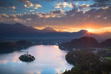 Schöner Sonnenaufgang über dem See von Bled in Slowenien von Menno Boermans