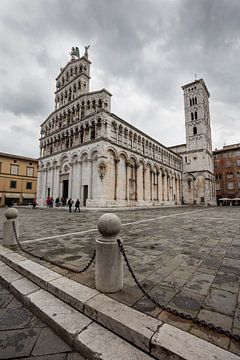 Kerk San Michele in Foro in centrum van Lucca, Toscaan, Italië van Joost Adriaanse