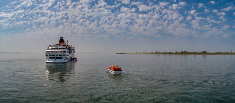 Kreuzfahrtschiff Hanseatic vor Oudeschild Texel von Texel360Fotografie Richard Heerschap