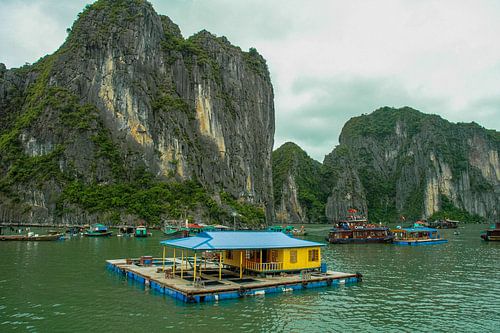 drijvende huizen en winkeltjes in Halong Bay, Vietnam