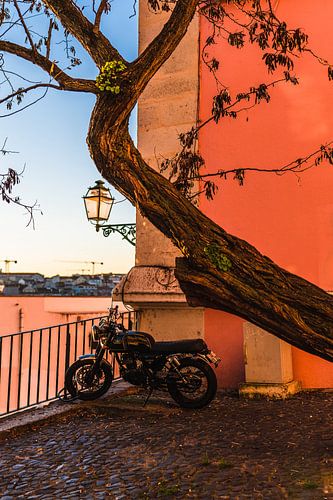 Une moto classique aux couleurs de Lisbonne Portugal