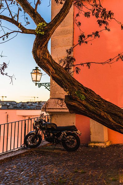 Klassisches Motorrad im farbenfrohen Lissabon Portugal von Jeroen Cox
