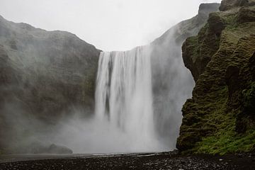 Skogafoss waterval in IJsland van Inge de Lange