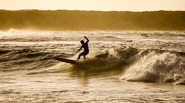 Surfer silhouette van Newearthvisuals