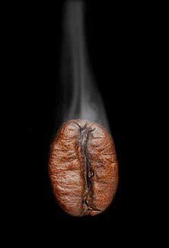 Grain de café avec fumée sur fond noir.