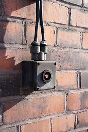 Notschalter an der Fassade eines industrieellen Gebäudes von Heiko Kueverling
