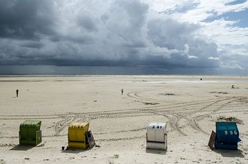groot strand met strandstoelen, stormachtige wolken van Alexander Baumann