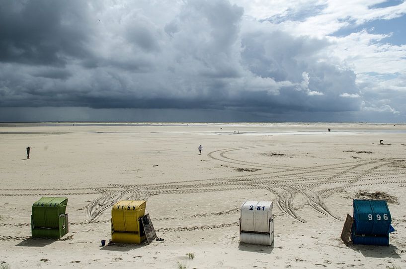 Strandkörbe bei wechselhaftem Küstenwetter von Alexander Baumann