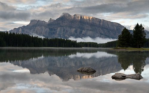 Mount Rundle en Two Jack Lake, Banff National Park, Alberta, Canada