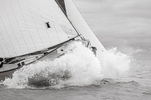 2 skûtsjes door de golven van het IJsselmeer