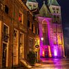 De Bergkerk en de Bergstraat in het paars in de avond. van Bart Ros