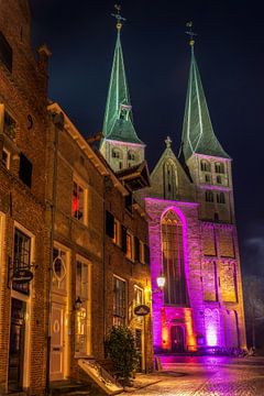La Bergkerk et la Bergstraat en violet le soir.