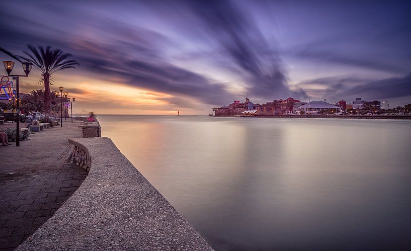 Coucher de soleil derrière Riffort à Willemstad  par Mark De Rooij