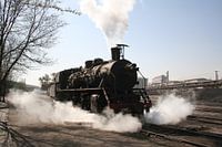 Stoomlocomotief op hoogovensterrein